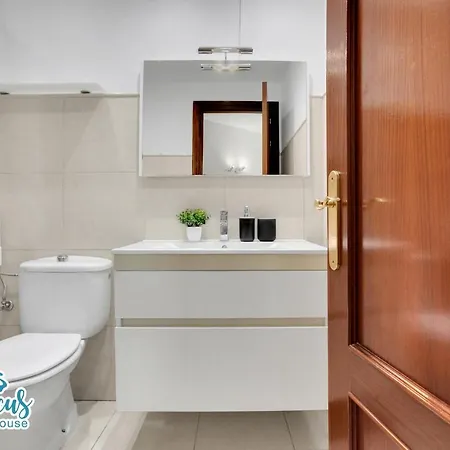 Hibiscus House, Charming 1-bed Flat Located 300 M From The Beach *