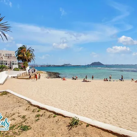 Ferienhaus Hibiscus House, Charming 1-bed Flat Located 300 M From The Beach