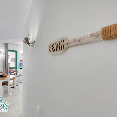 Ferienhaus Hibiscus House, Charming 1-bed Flat Located 300 M From The Beach