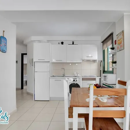 Hibiscus House, Charming 1-bed Flat Located 300 M From The Beach Holiday home Corralejo