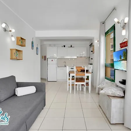 Holiday home Hibiscus House, Charming 1-bed Flat Located 300 M From The Beach